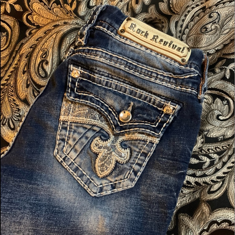 Rock revival Kylie Jeans! Size 29! Excellent condition. Super cute bling back!